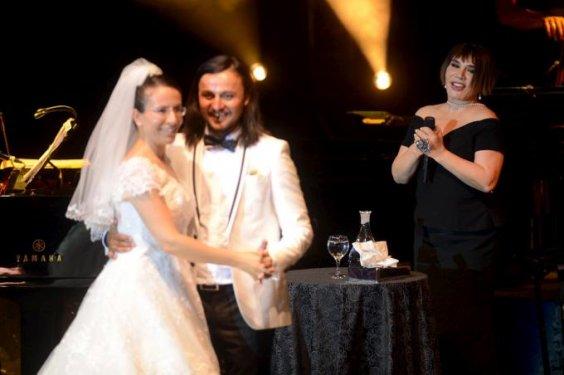 Sezen Aksu gelin ile damada sahnede dans ettirdi