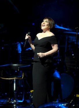 Sezen Aksu gelin ile damada sahnede dans ettirdi