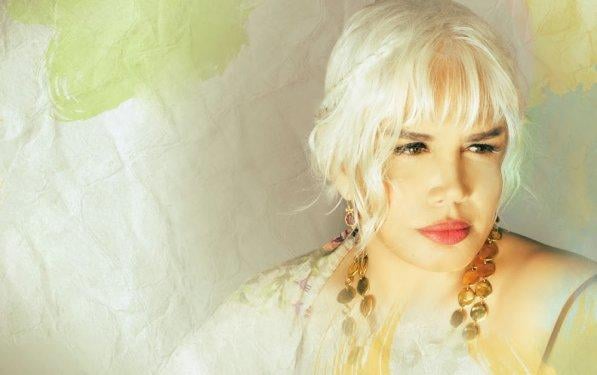 Sezen Aksu gelin ile damada sahnede dans ettirdi