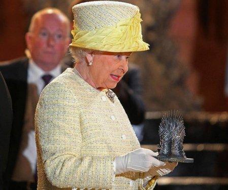 Kraliçe Elizabeth Game of Thrones setinde