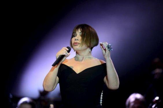 Sezen Aksu gelin ile damada sahnede dans ettirdi