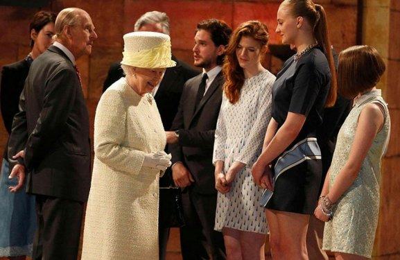 Kraliçe Elizabeth Game of Thrones setinde