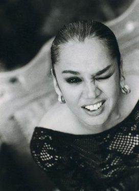 Sezen Aksu gelin ile damada sahnede dans ettirdi