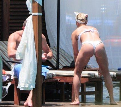 Helin Avşar'ın bikinisi şaşırttı