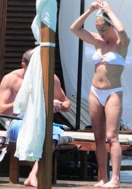 Helin Avşar'ın bikinisi şaşırttı