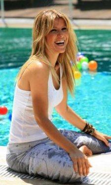 Halk pazarında makyajsız Gülben Ergen 