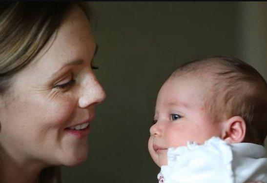 Avustralyalı kadın arabada doğum yaptı 