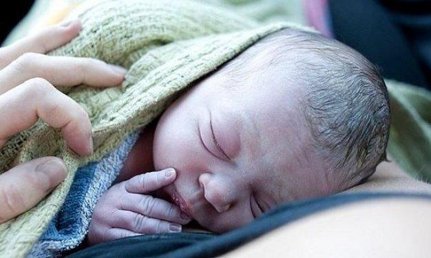 Avustralyalı kadın arabada doğum yaptı 