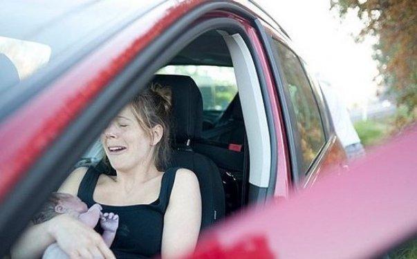 Avustralyalı kadın arabada doğum yaptı 