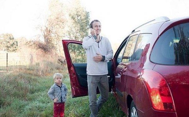 Avustralyalı kadın arabada doğum yaptı 