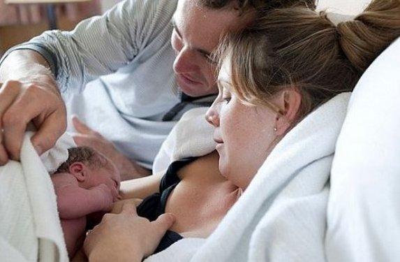 Avustralyalı kadın arabada doğum yaptı 