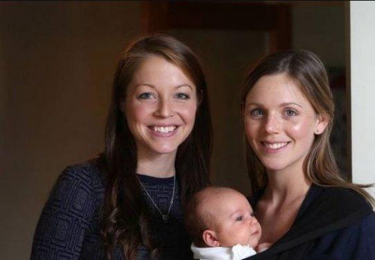 Avustralyalı kadın arabada doğum yaptı 