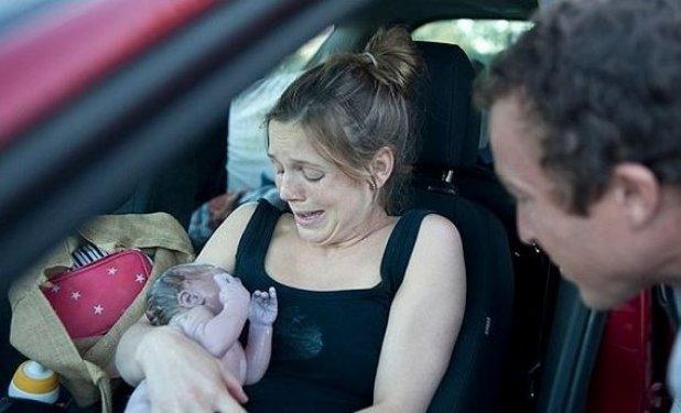 Avustralyalı kadın arabada doğum yaptı 