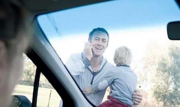 Avustralyalı kadın arabada doğum yaptı 