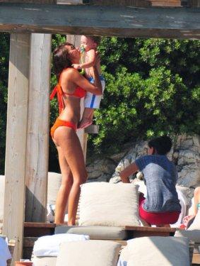 Mustafa Sandal ve eşi Emina Bodrum’da aşk tazeliyor