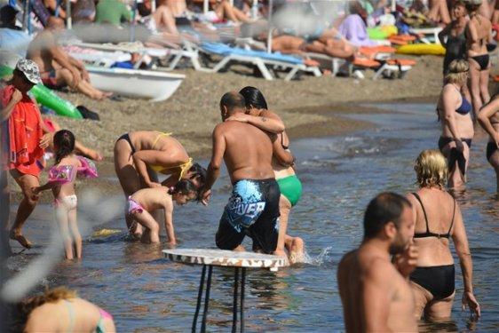 Işın Karaca bikinili yakalandı