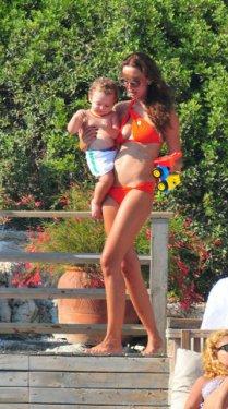 Mustafa Sandal ve eşi Emina Bodrum’da aşk tazeliyor