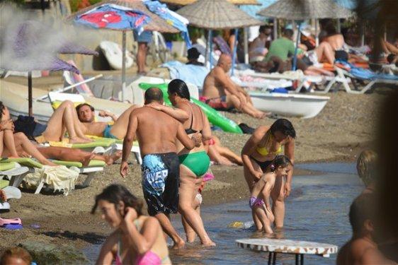 Işın Karaca bikinili yakalandı