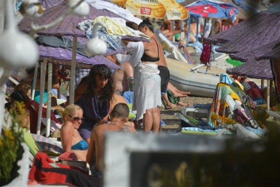 Işın Karaca bikinili yakalandı