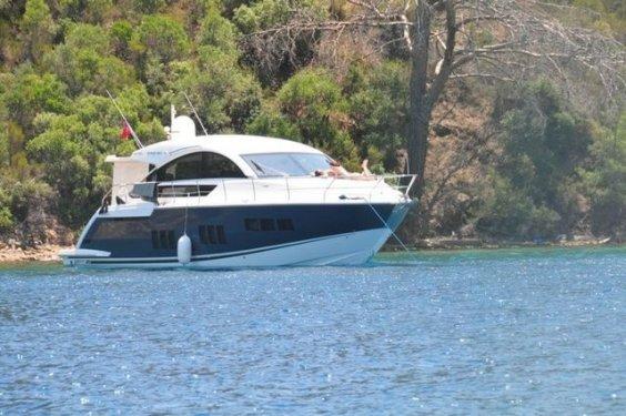 Mustafa Sandal ve eşi Emina Bodrum’da aşk tazeliyor