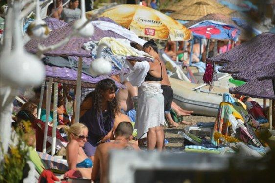 Işın Karaca bikinili yakalandı