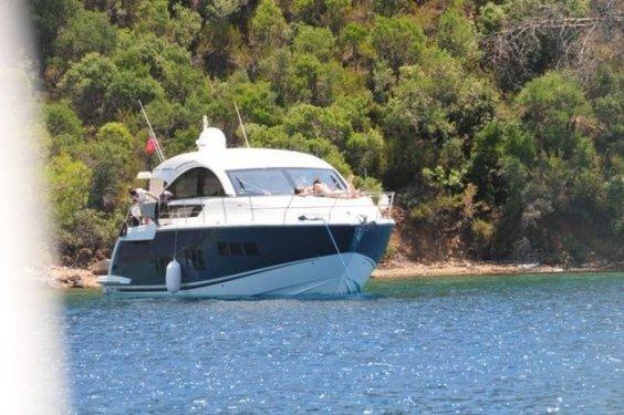 Mustafa Sandal ve eşi Emina Bodrum’da aşk tazeliyor