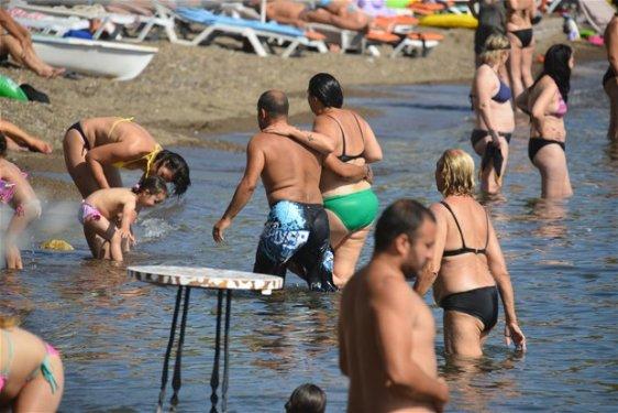 Işın Karaca bikinili yakalandı