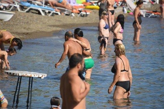 Işın Karaca bikinili yakalandı