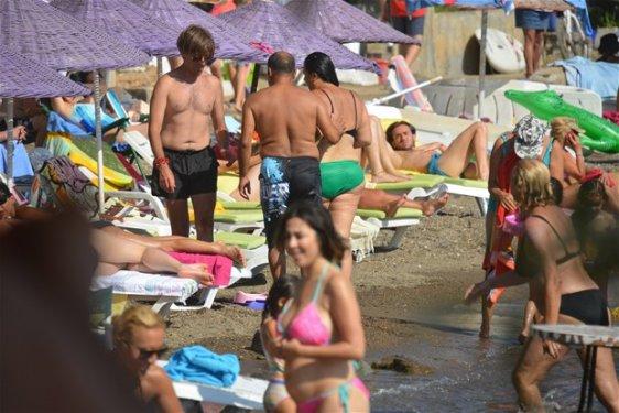 Işın Karaca bikinili yakalandı