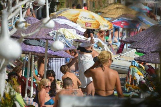 Işın Karaca bikinili yakalandı