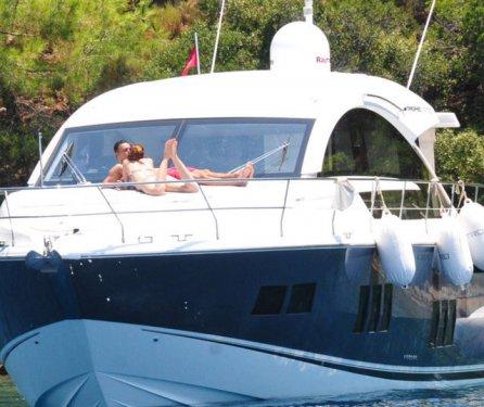 Mustafa Sandal ve eşi Emina Bodrum’da aşk tazeliyor