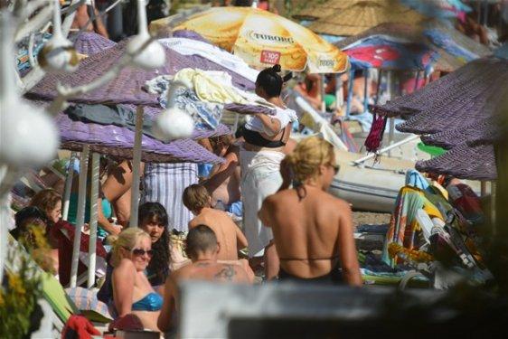 Işın Karaca bikinili yakalandı