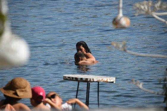 Işın Karaca bikinili yakalandı