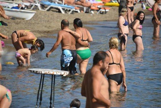 Işın Karaca bikinili yakalandı