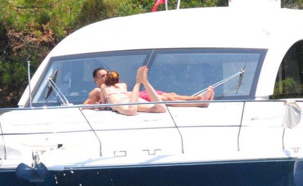 Mustafa Sandal ve eşi Emina Bodrum’da aşk tazeliyor