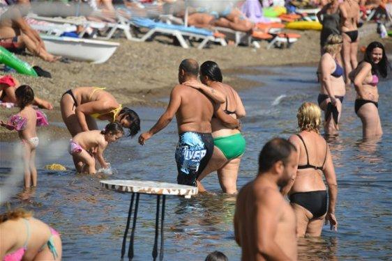 Işın Karaca bikinili yakalandı