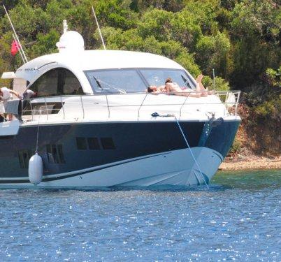 Mustafa Sandal ve eşi Emina Bodrum’da aşk tazeliyor