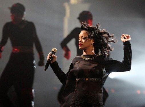 Çılgınlıkta sınır tanımayan şarkıcı Rihanna