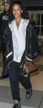 Çılgınlıkta sınır tanımayan şarkıcı Rihanna