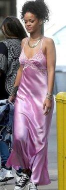 Çılgınlıkta sınır tanımayan şarkıcı Rihanna