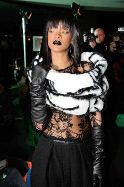 Çılgınlıkta sınır tanımayan şarkıcı Rihanna