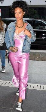 Çılgınlıkta sınır tanımayan şarkıcı Rihanna