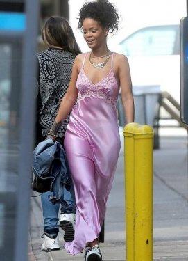 Çılgınlıkta sınır tanımayan şarkıcı Rihanna