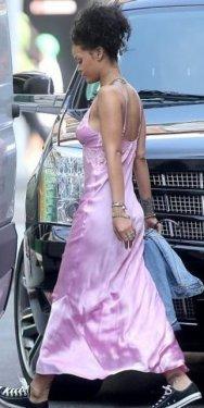 Çılgınlıkta sınır tanımayan şarkıcı Rihanna