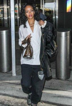 Çılgınlıkta sınır tanımayan şarkıcı Rihanna