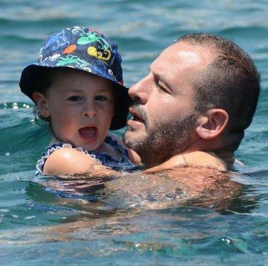 Nihat Altınkaya'dan kızına yüzme dersi 