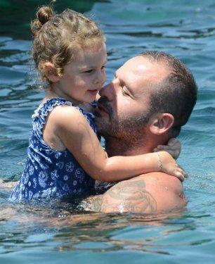 Nihat Altınkaya'dan kızına yüzme dersi 