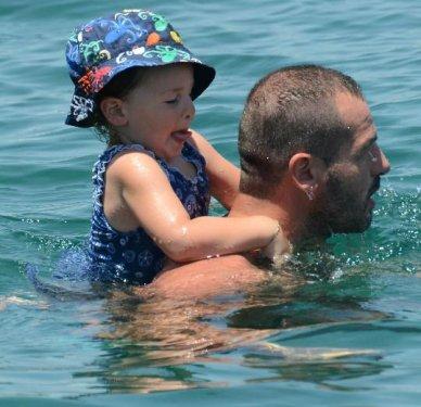 Nihat Altınkaya'dan kızına yüzme dersi 