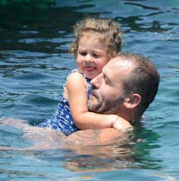 Nihat Altınkaya'dan kızına yüzme dersi 