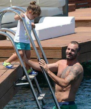 Nihat Altınkaya'dan kızına yüzme dersi 